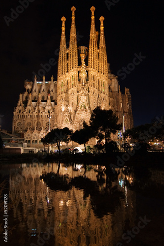 Fototapeta Sagrada Familia reflected
