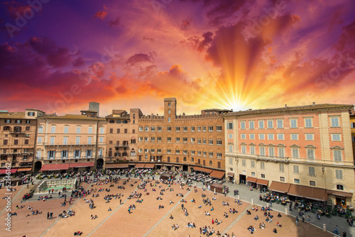 cudowny-widok-z-lotu-ptaka-piazza-del-campo-siena