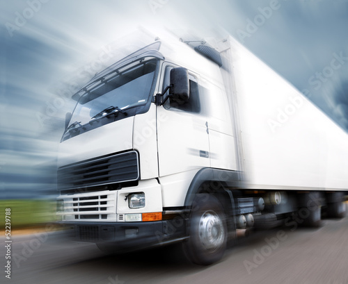 Fototapeta velocidad del camión. Camiones en entrega de la mercancía