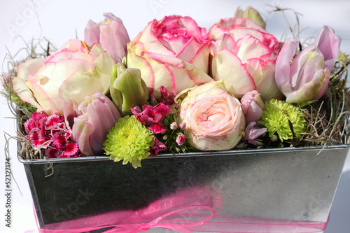 Blumengesteck mit Rosen