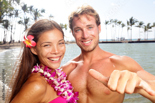  Hawaii couple happy on Hawaiian beach