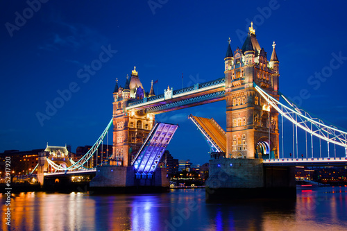  Tower Bridge in London, the UK at night