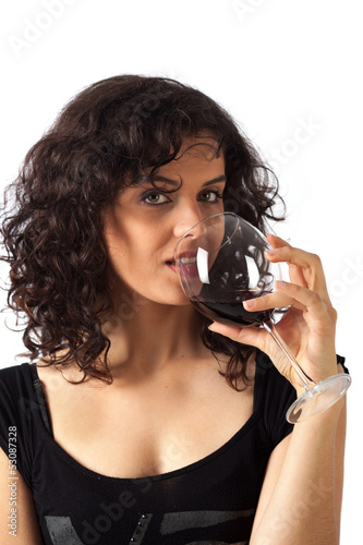Giovane donna con calice di <b>vino rosso</b> - 500_F_53087328_sNxbKVGa3HDoj86XjZkvJI69Oxzxm97U