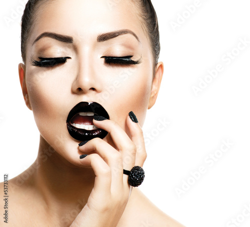  Vogue Style Fashion Girl with Trendy Caviar Black Manicure