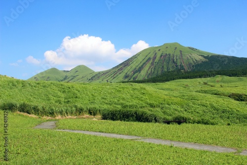  初夏の阿蘇　緑の杵島岳と草原