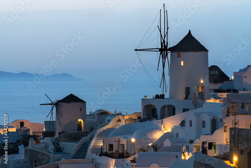 oia-wioska-w-wieczor-po-zachodzie-santorini-grecja