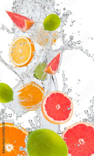 swieze-pomarancze-wapno-amd-grejpfrutow-objetych-w-splash-wody
