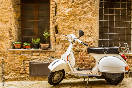 vintage-sceny-z-vespa-na-starej-ulicy
