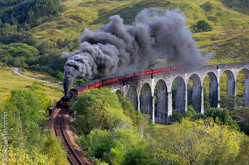 jacobite-pociag-glenfinnan-wiadukt-highland-szkocja