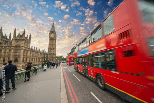 ikonowy-czerwony-autobus-przechodzi-nad-westminster-mostem-w-londyn