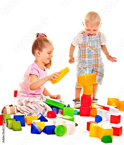  Children play building blocks.
