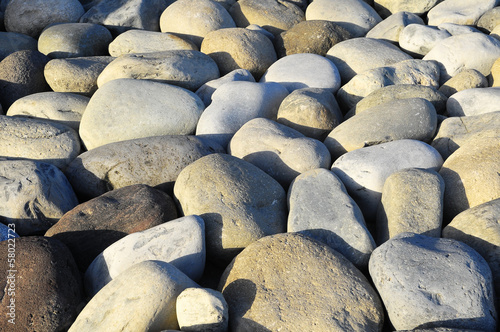 rocas-redondas-alisadas-por-el-agua