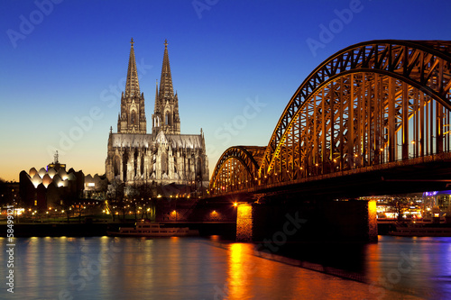 Lacobel Kölner Dom mit Hohenzollernbrücke bei Nacht