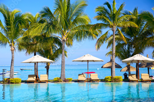 basen-z-parasolami-na-plazy-na-mauritiusie