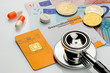 Stethoskop mit Gesundheitskarte auf Geldscheinen