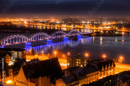 Fototapeta Riga und Fluss Daugava in der nächtlichen Luftansicht