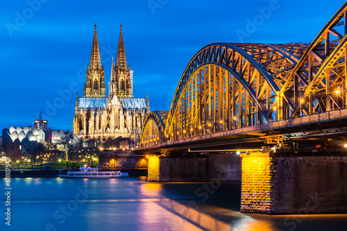 Lacobel Kölner Dom und Hohenzollernbrücke bei Nacht