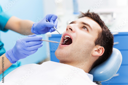 Zdjęcia Man having teeth examined at dentists