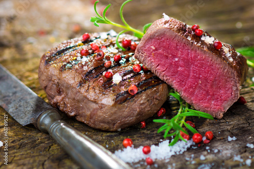 Zdjęcia Juicy Fillet Steak with Fresh Herbs