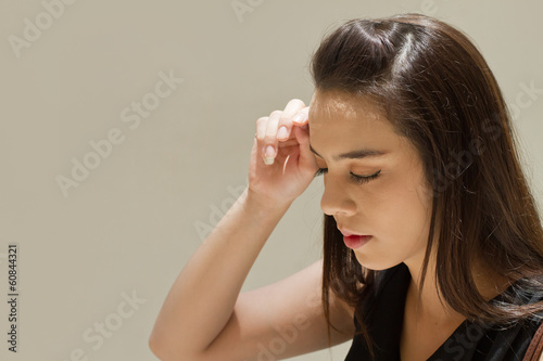 woman suffers from headache, fatigue under heat of strong sun - 500_F_60844321_Rgf8WPQlQqu6KI4qSdsxiQpPQCU5uOdB