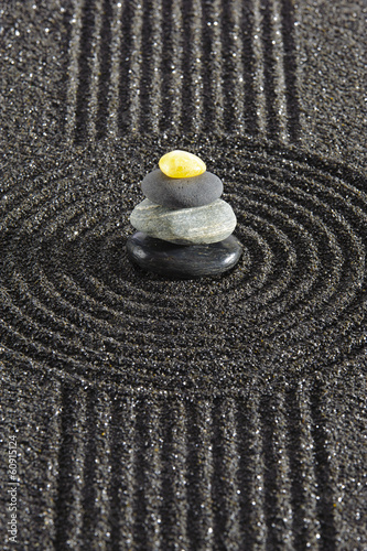 japonski-ogrod-zen-z-kamieniem-w-piasku