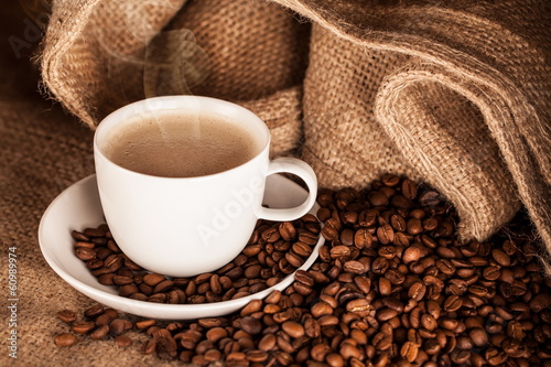 Kaffeetasse mit Kaffeebohnen