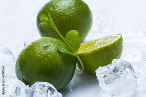 swieze-owoce-limonki-i-mieta