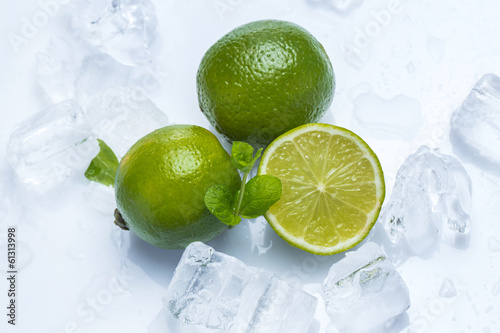 swieze-owoce-limonki-i-mieta