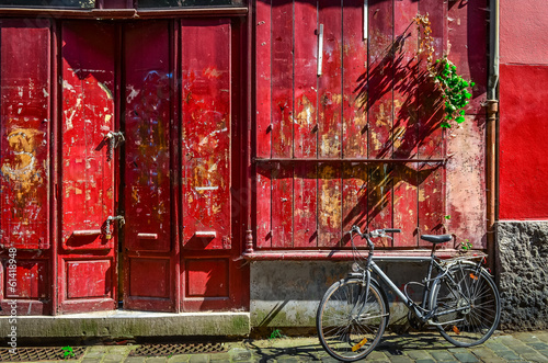 czerwona-drewniana-sciana-z-drzwi-i-bicyklem