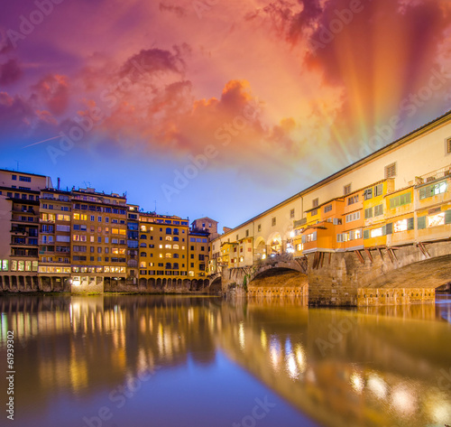Fototapeta Florence. Arno river and Ponte Vecchio at dusk