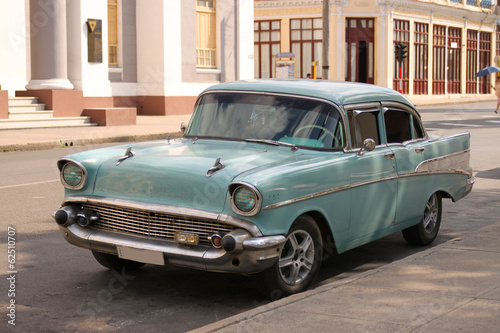 klasyczny-samochod-w-cienfuegos-kuba