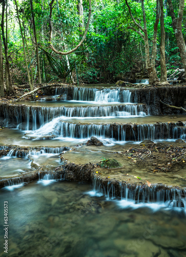 wodospad-w-glebokim-lesie-w-huay-mae-khamin-kanchanaburi