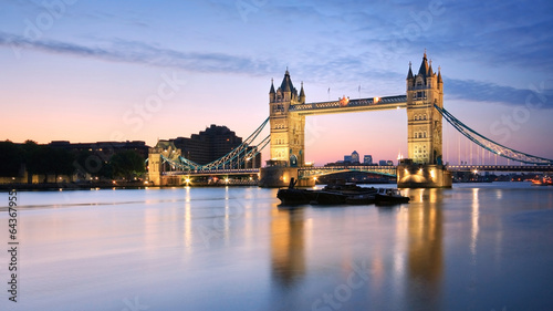 Fototapeta Tower bridge reflecting on Thames in early morning.