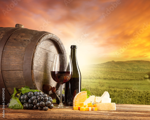czerwone-wino-wciaz-zycie-z-winnica-na-backgorund