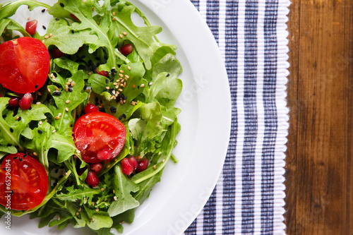  Green salad made with arugula, tomatoes and sesame