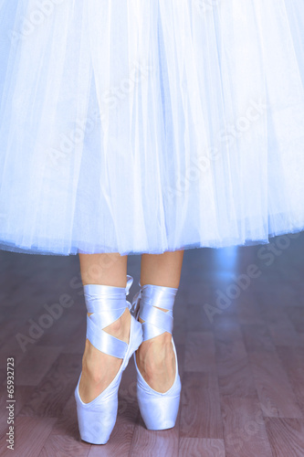 Fototapeta Ballerina in dance hall