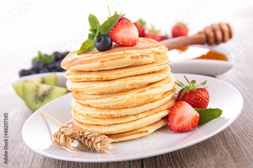  pancakes and fruits