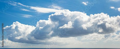 Fototapeta ciel bleu et nuage de beau temps au dessus de la mer