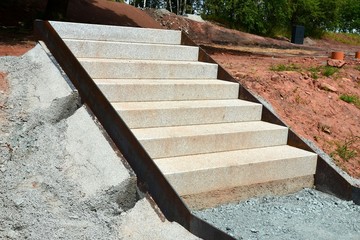Foto: Steintreppe im Bau außen