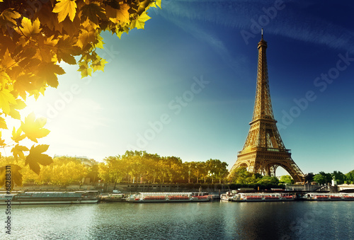 Valokuva Seine in Paris with Eiffel tower in autumn season