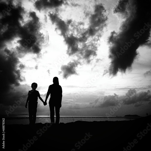 Fototapeta mother and son in silhouette