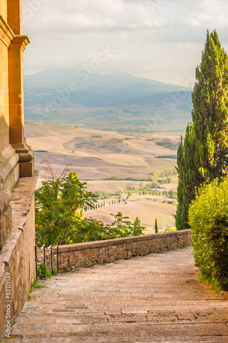 pogodne-ulicy-wloski-miasto-pienza-w-tuscany