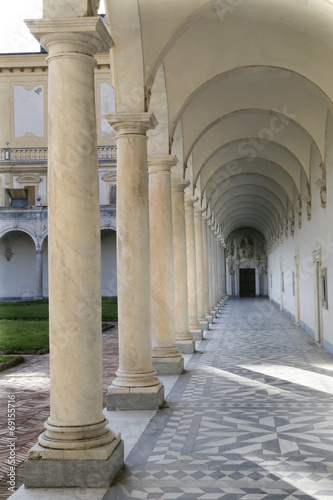 kolumny-i-cienie-w-certosa-di-san-martino