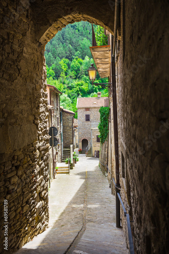 wloska-ulica-w-malym-prowincjonalnym-miasteczku-tuscan