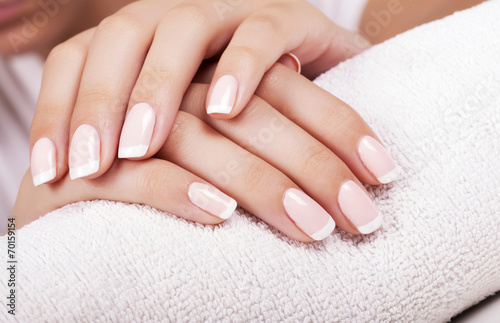 Zdjęcia Beautiful woman's nails with french manicure.