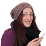 Junge Frau im Winter beim Telefonieren mit Smartphone <b>oder Handy</b> - 160_F_70211911_mvft2EkUsYOOgdSehybGBqIknIZJXzlA
