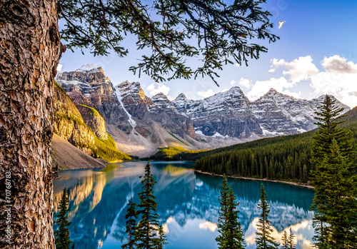 pejzaz-widok-jeziora-morain-i-pasmo-gorskie-alberta