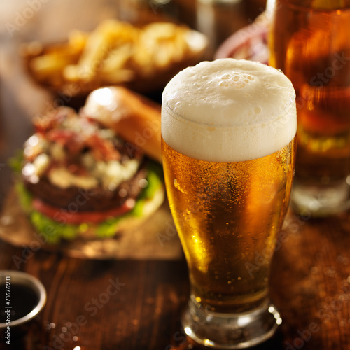 Plagát, Obraz beer with hamburgers on restaurant table