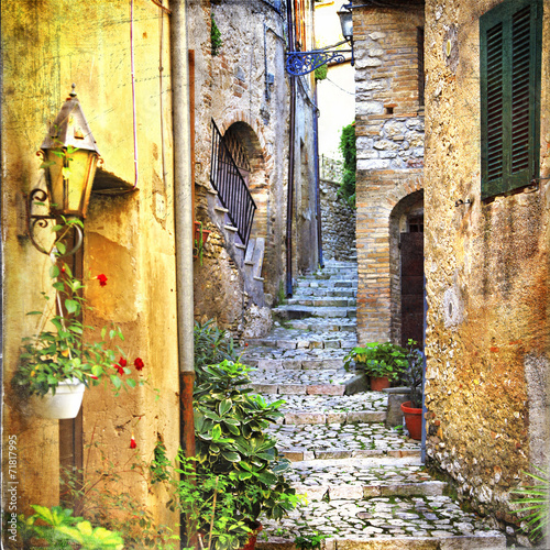 charming old streets of mediterranean © Freesurf