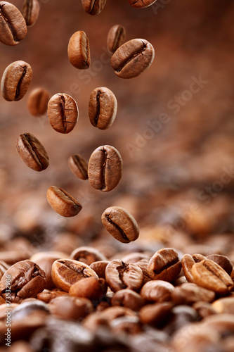Zdjęcia fallende Kaffeebohnen